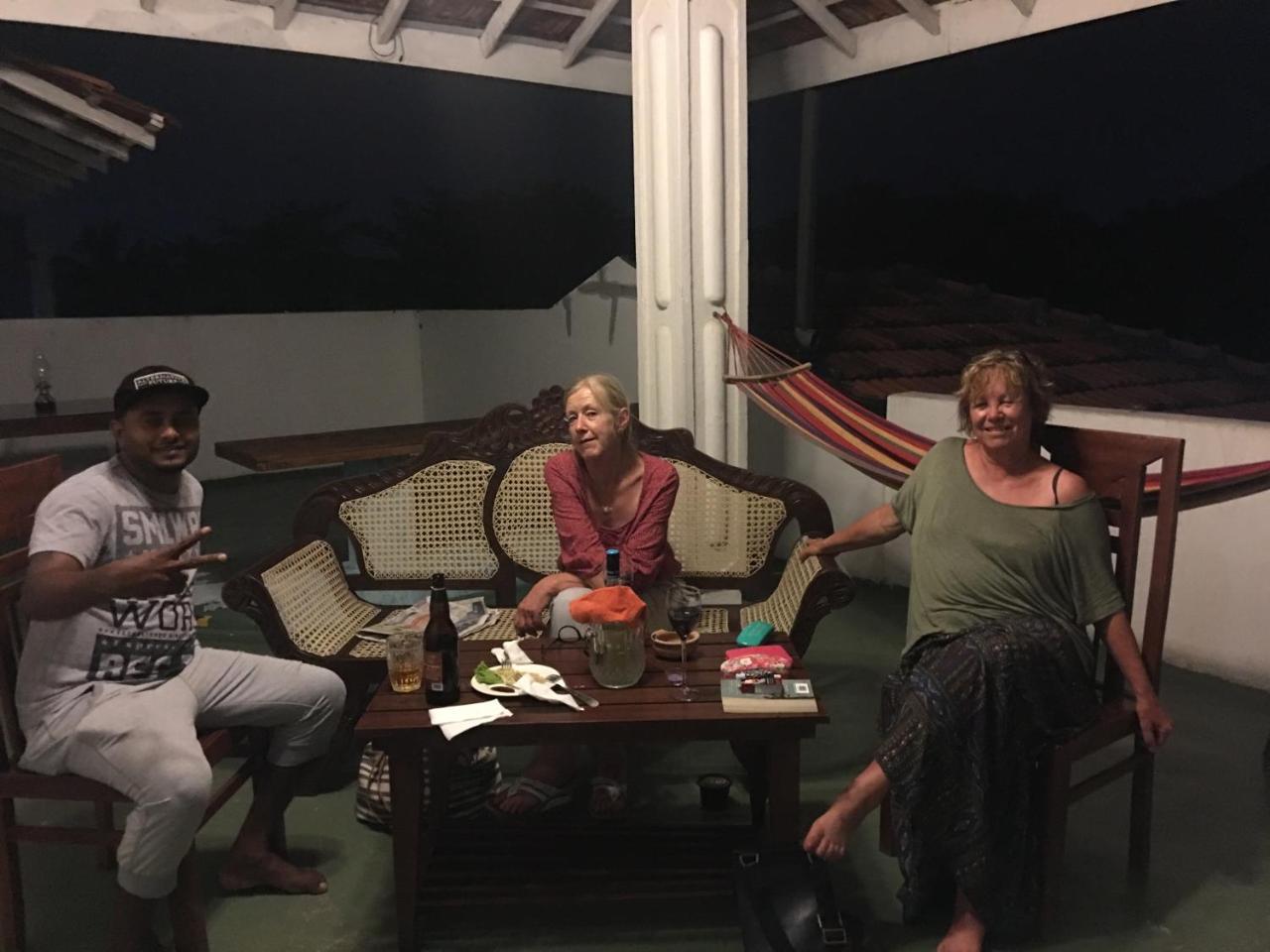 Like Mike Tourist Guest House & Restaurant Negombo Kültér fotó