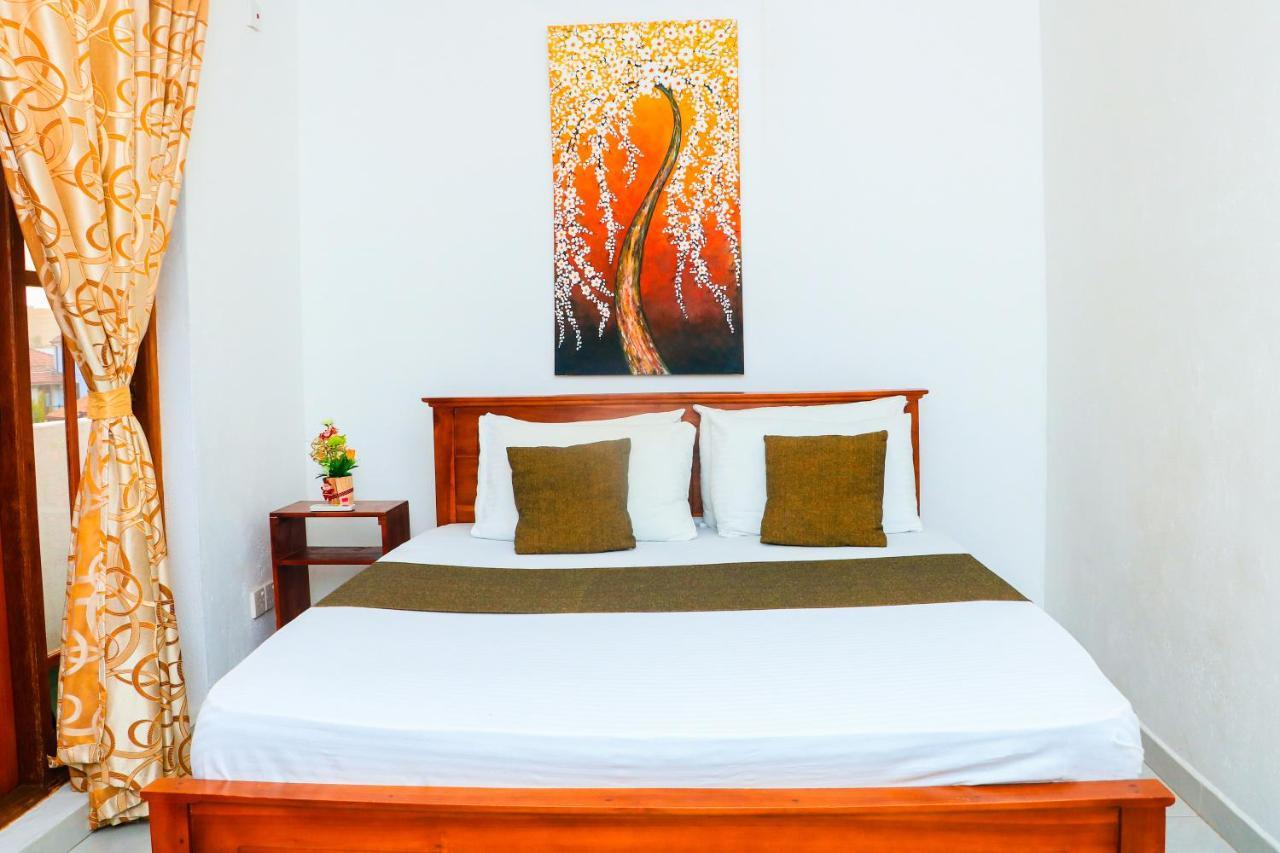 Like Mike Tourist Guest House & Restaurant Negombo Kültér fotó