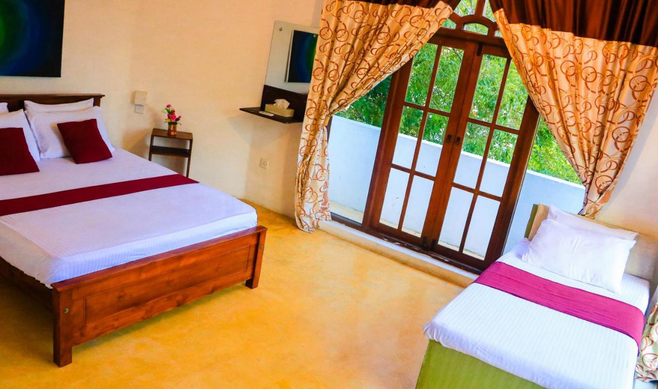 Like Mike Tourist Guest House & Restaurant Negombo Kültér fotó